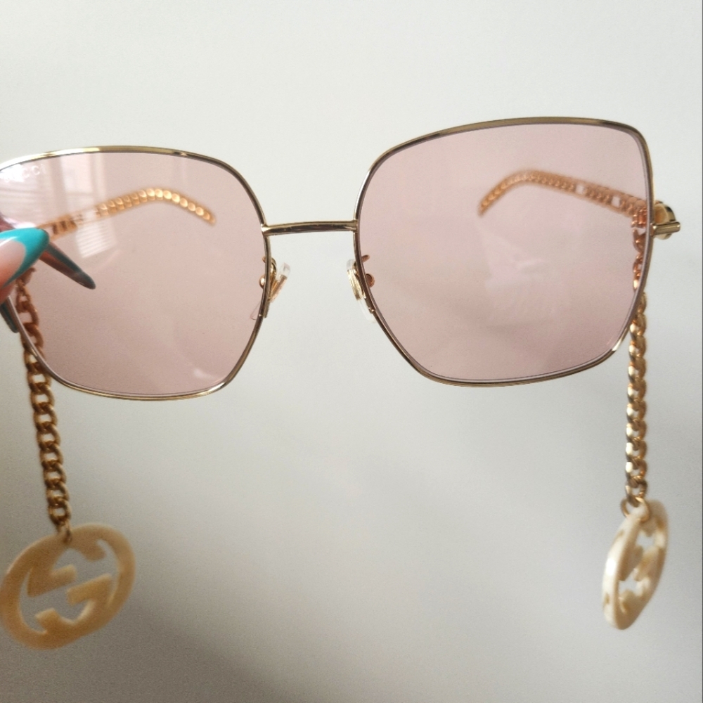 Gucci logo hanging sunglasses